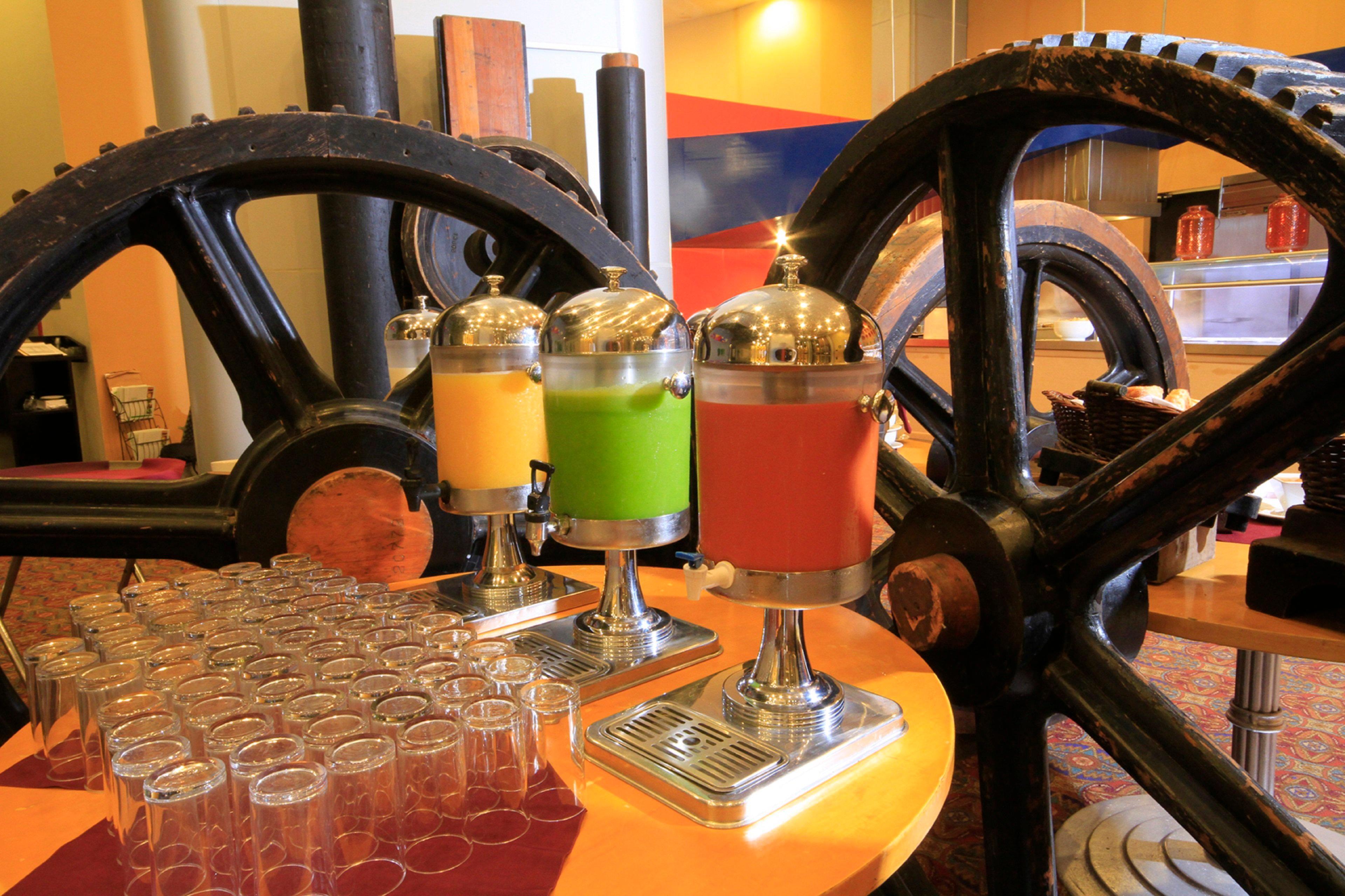 Holiday Inn Monterrey-Parque Fundidora By Ihg Eksteriør bilde Juice dispensers