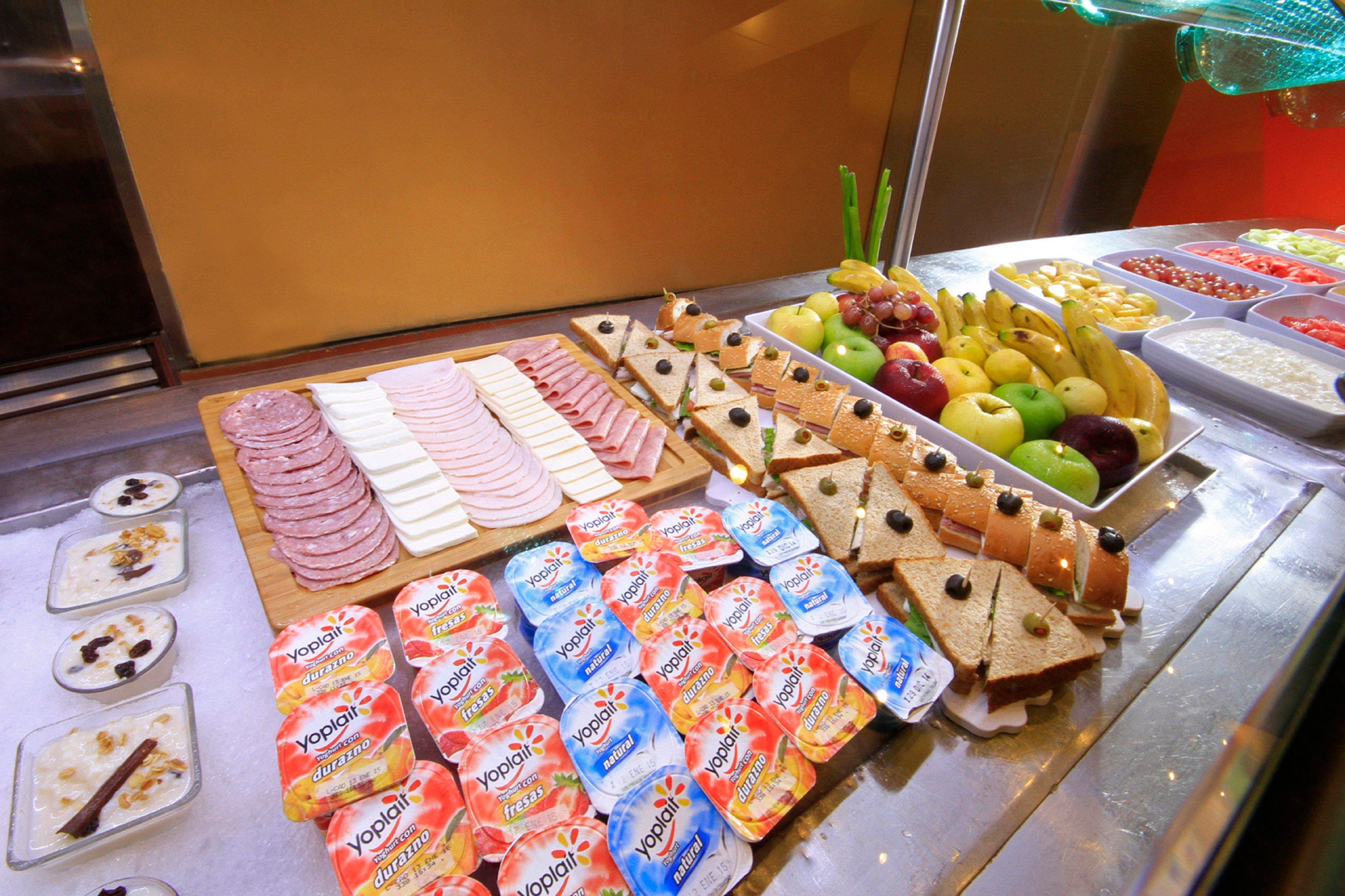 Holiday Inn Monterrey-Parque Fundidora By Ihg Eksteriør bilde Fruit and cold cuts at a buffet