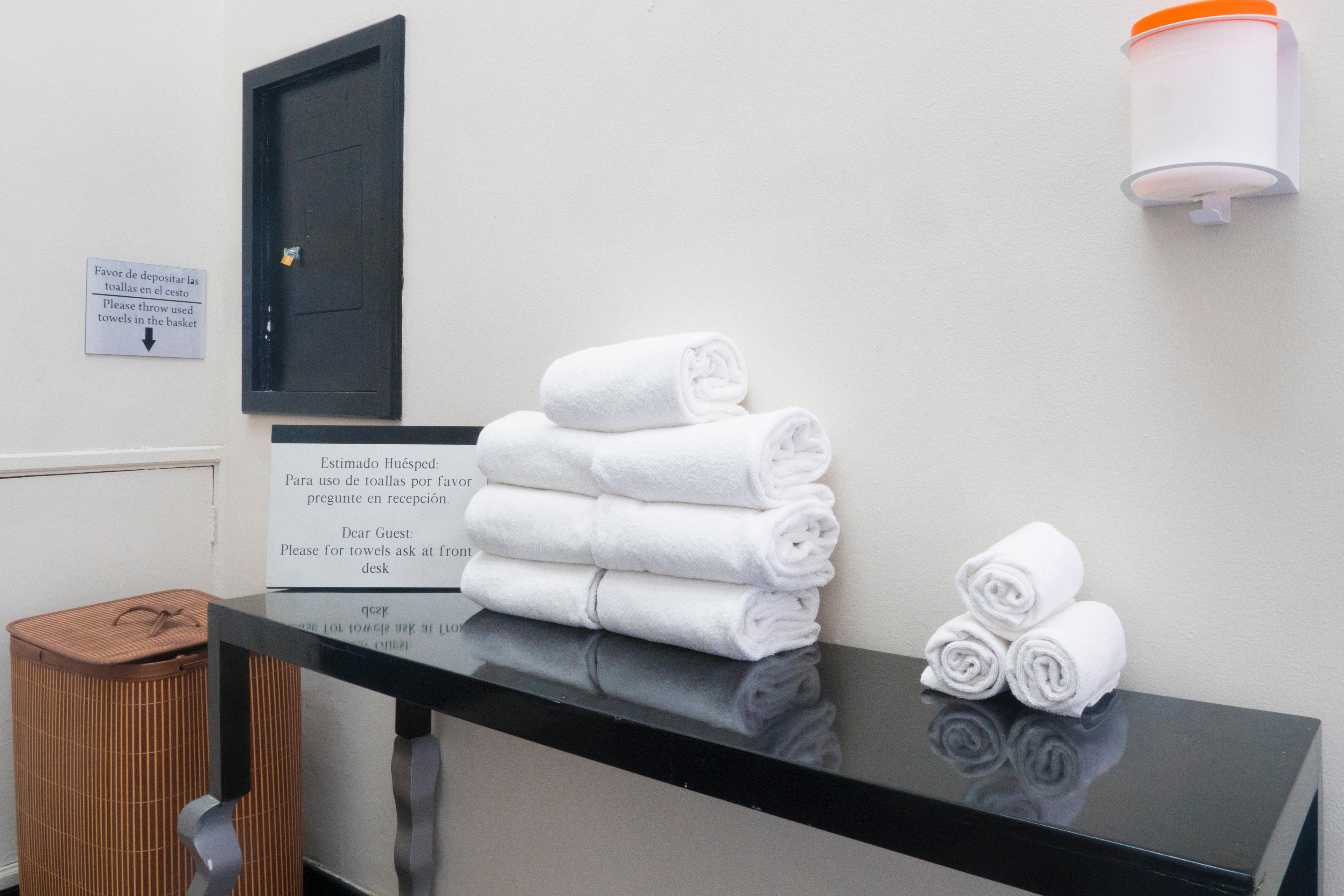 Holiday Inn Monterrey-Parque Fundidora By Ihg Eksteriør bilde Clean towels in a hotel room