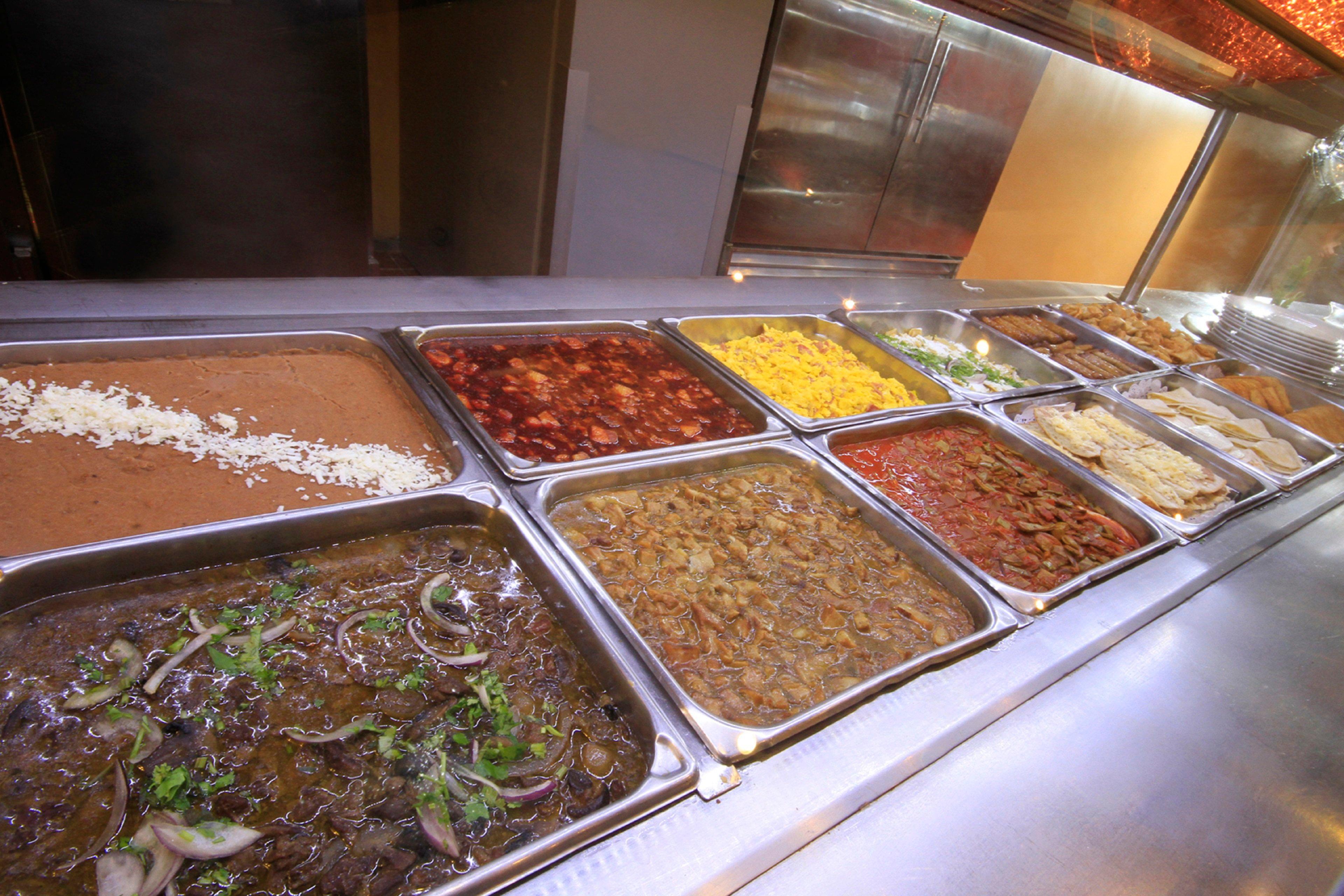 Holiday Inn Monterrey-Parque Fundidora By Ihg Eksteriør bilde A selection of Mexican food at a buffet