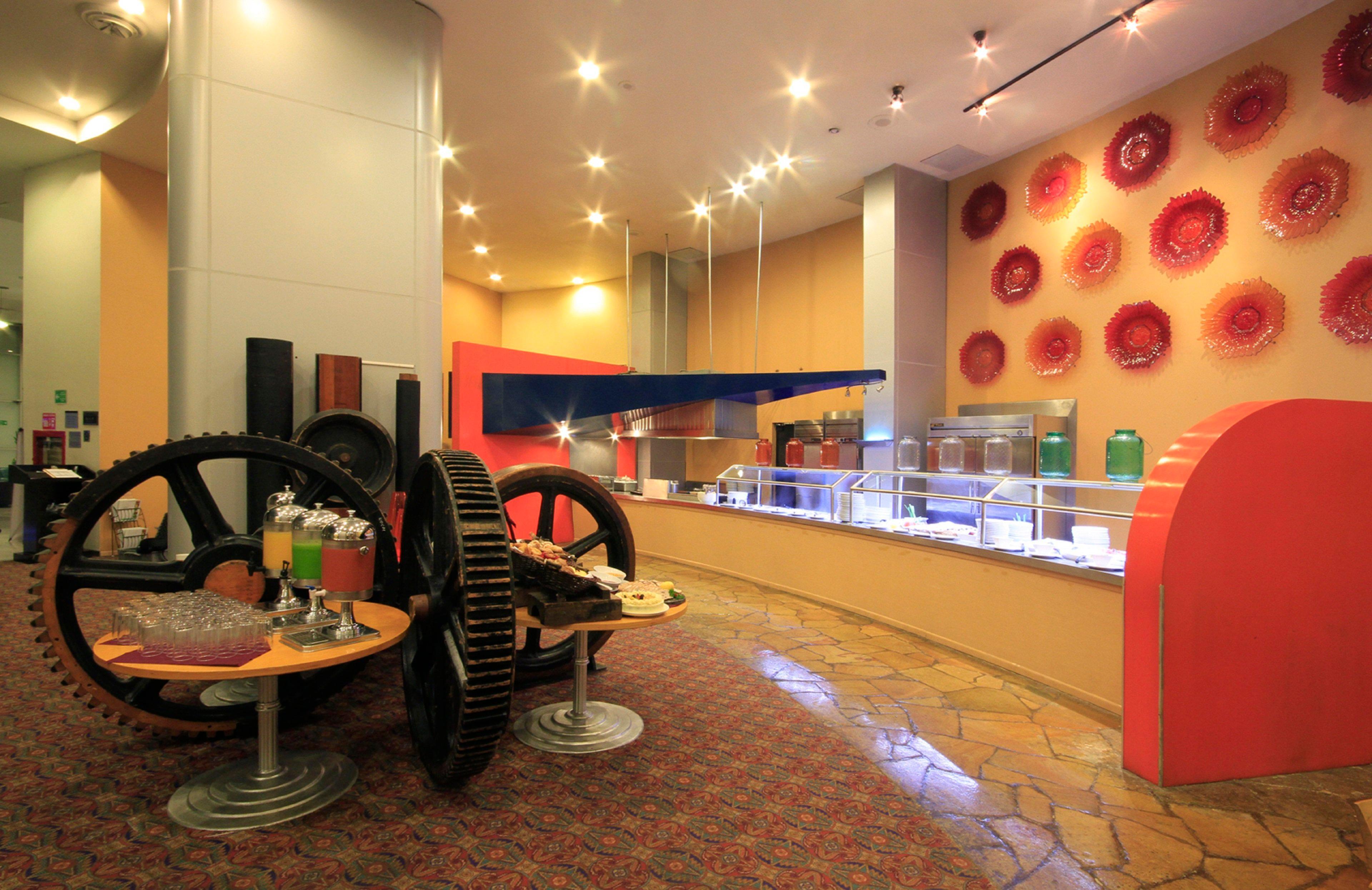 Holiday Inn Monterrey-Parque Fundidora By Ihg Eksteriør bilde The interior of the restaurant