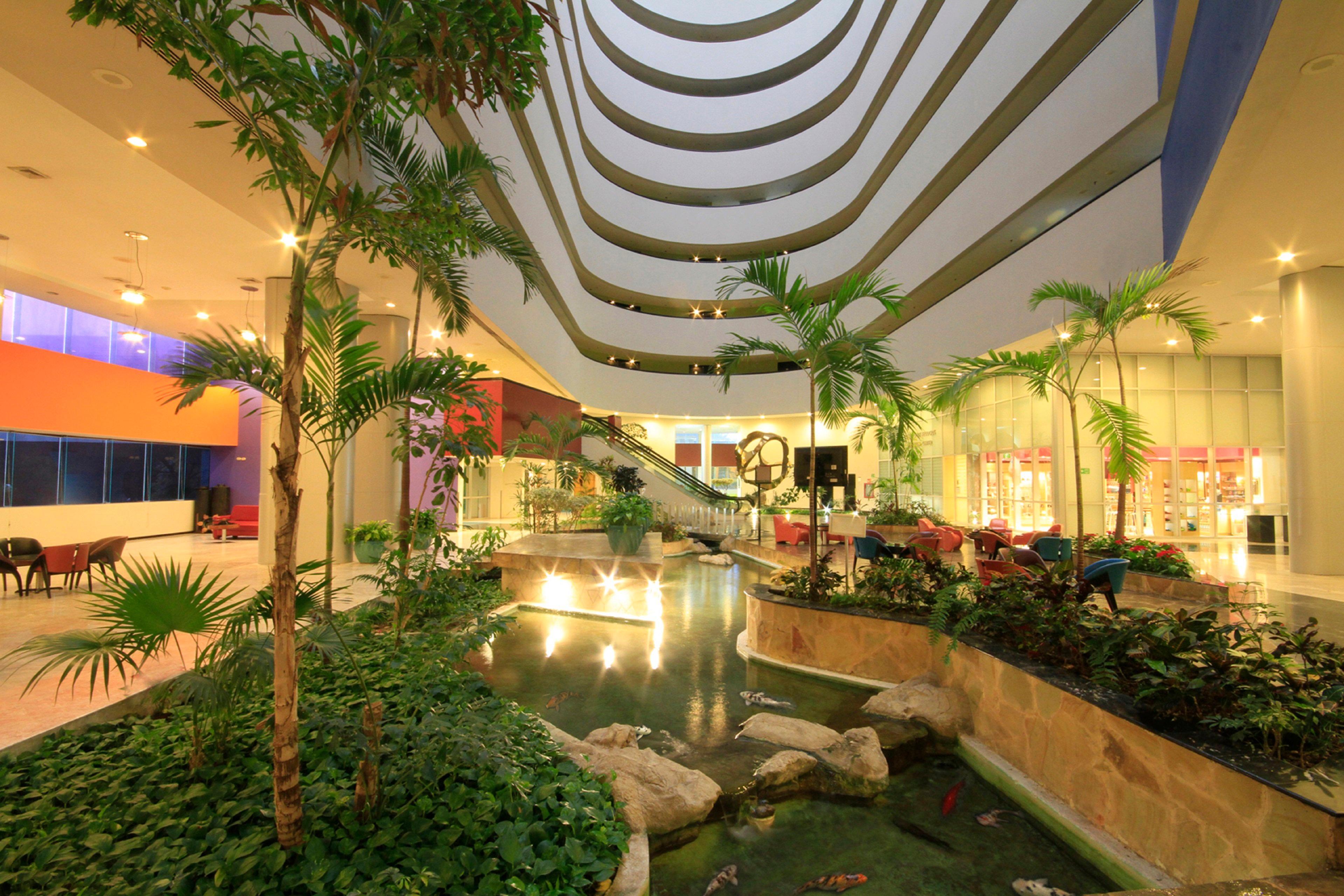 Holiday Inn Monterrey-Parque Fundidora By Ihg Eksteriør bilde The interior of the hotel