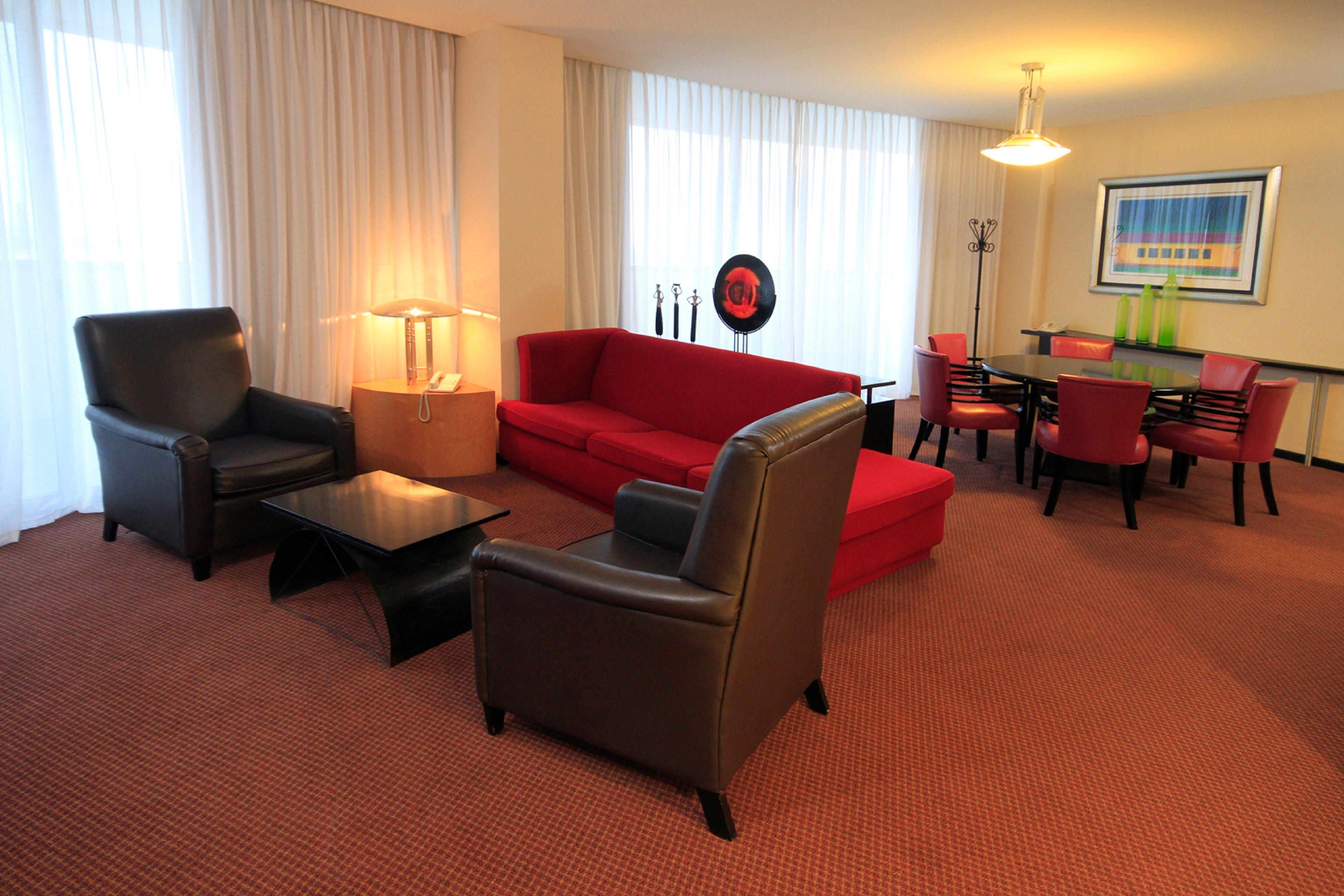 Holiday Inn Monterrey-Parque Fundidora By Ihg Eksteriør bilde A living room in a typical apartment