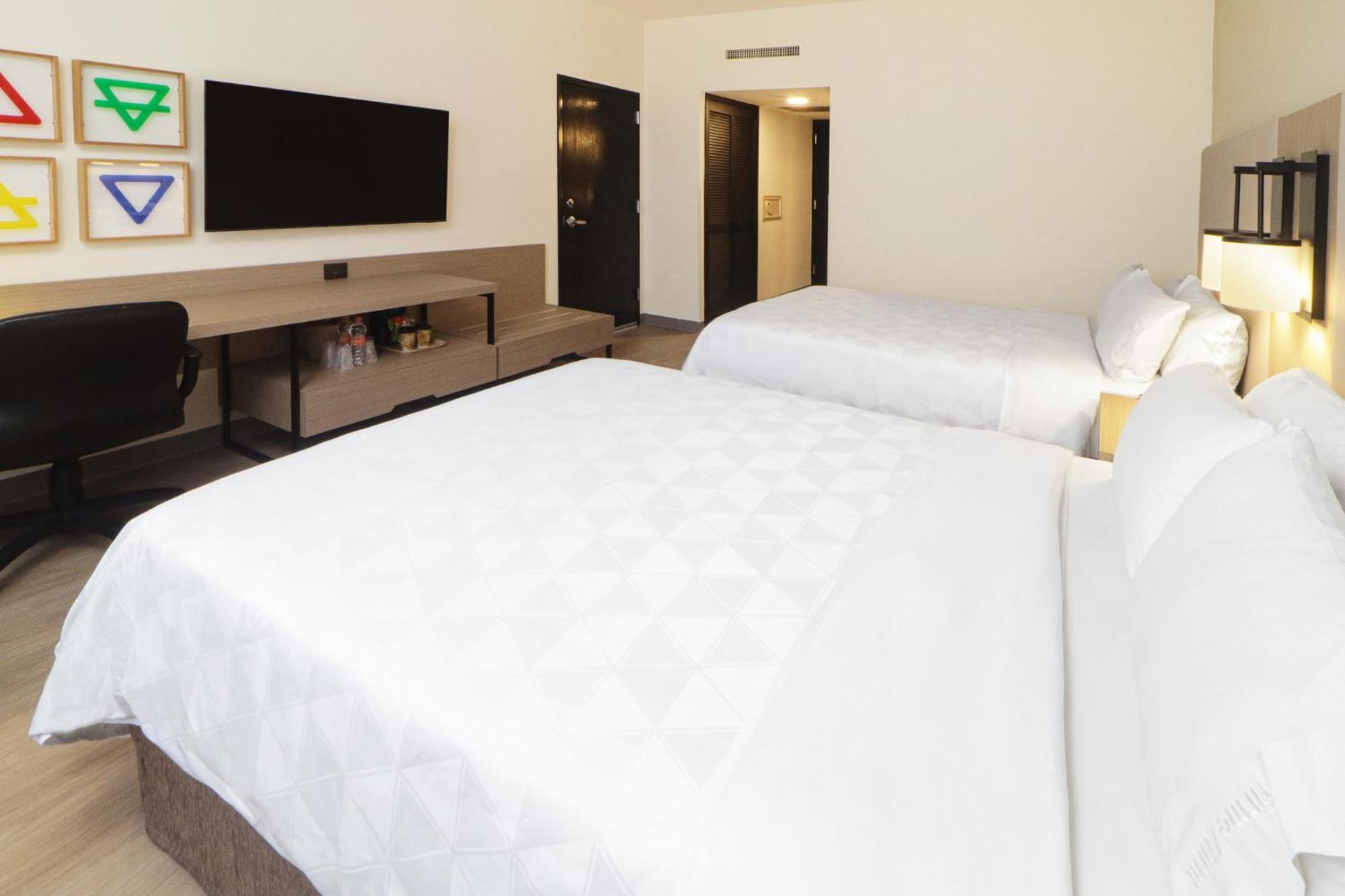 Holiday Inn Monterrey-Parque Fundidora By Ihg Eksteriør bilde A typical room at the Holiday Inn Express